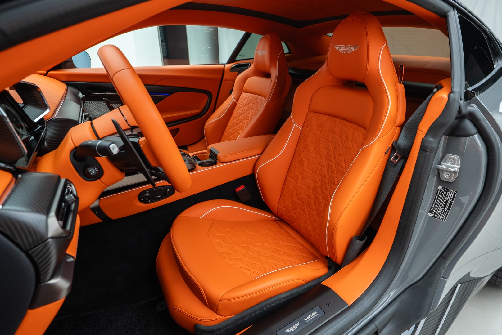 2025 ASTON MARTIN VANQUISH. FULL CARBON.